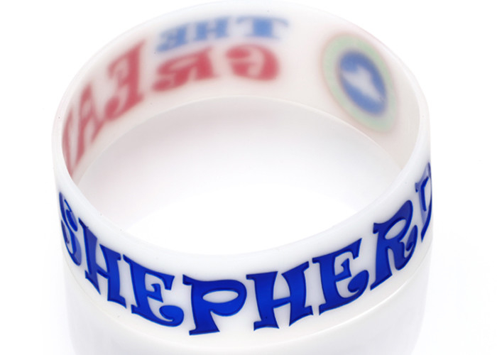 Event Giveaways Logo Deboss Fill Custom Silicone Rubber Wristbands 25mm Width